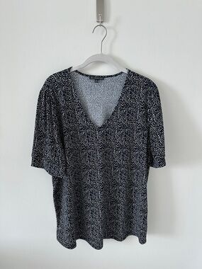 Adrianna Papell Black & White V-Neck Short Sleeve Top